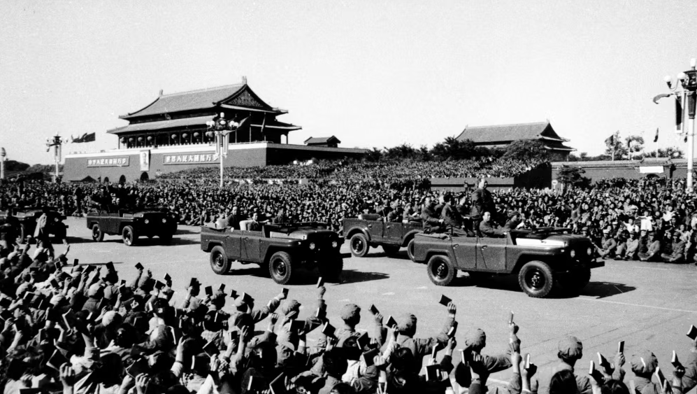 1966年5月16日，五一六通知下达，全国“文革”正式开启